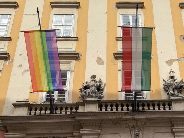 Eltávolítaná az LMBTQ-zászlókat a Mi Hazánk a középületekről